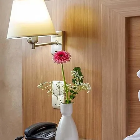 Hotell Brit Confort 3*